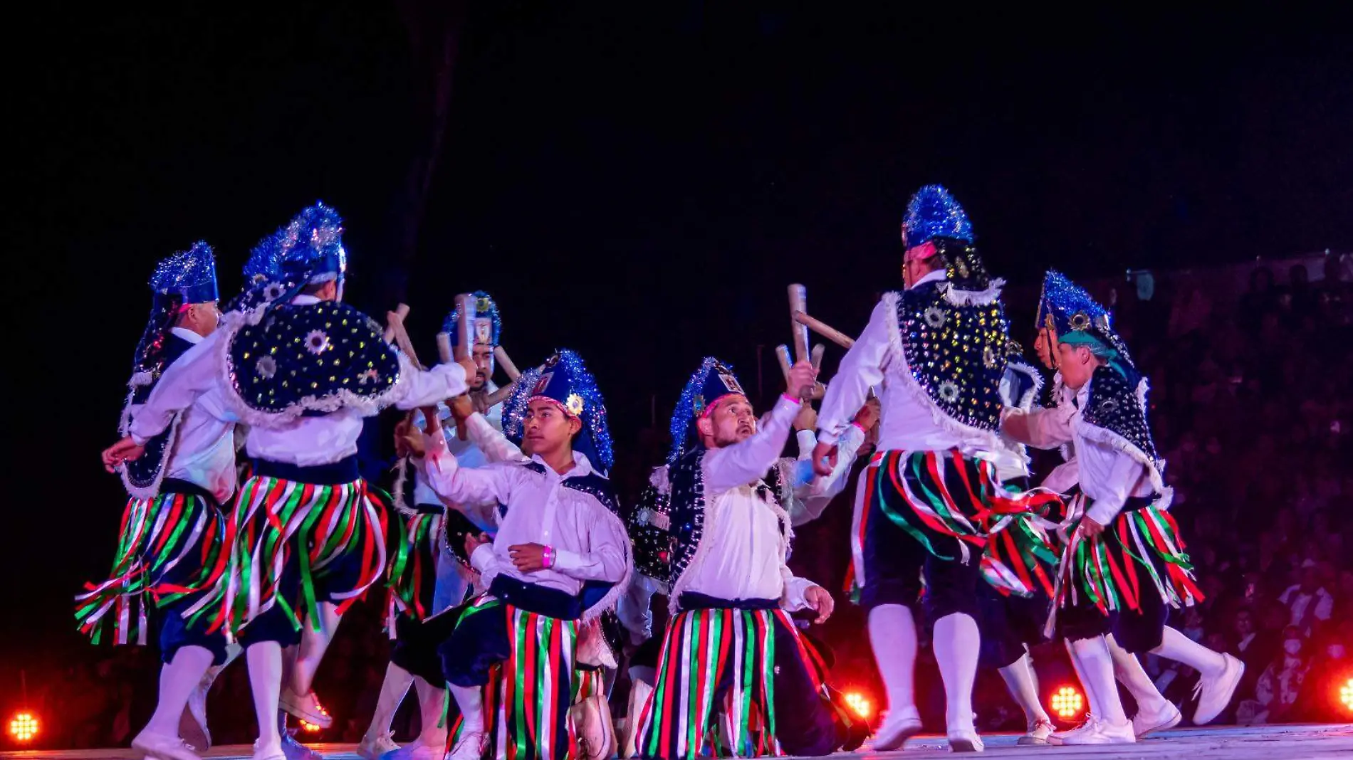 Hombres bailando la Danza del Paloteo